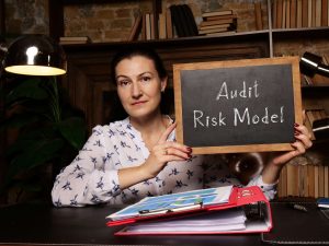 what does a tax accountant look at for employee vs independent contractor