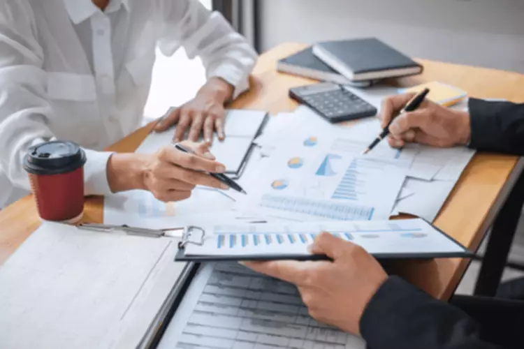how do i make a simple sales invoice