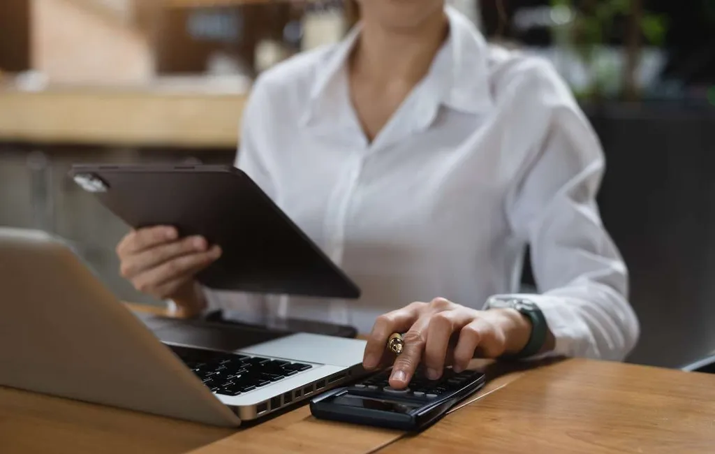 SaaS Bookings vs Billings vs Revenue: Comparison Guide